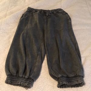 FREE PEOPLE- Black balloon bottom capri sweatpants